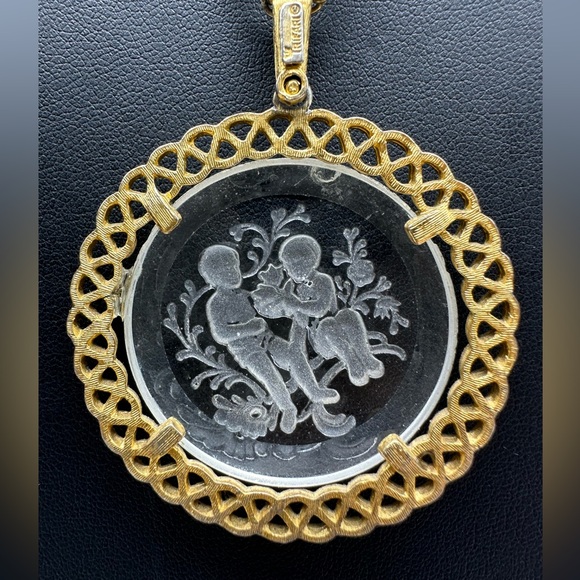 Vintage Trifari Goldtone Zodiac Gemini Pendant Statement Necklace Lux Chain - Picture 7 of 9